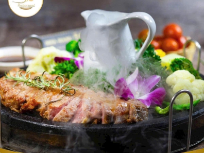 Bò Fuji nướng đá sốt hồng tiêu 